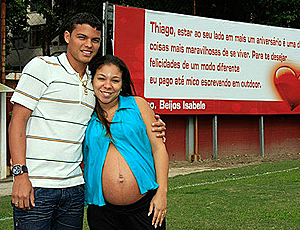 Thiago Silva e a esposa grávida
