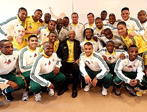 Nelson mandela posa ao lado dos jogadores da África do Sul