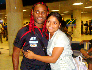 Vagner Love atende fã no desembarque do Flamengo  