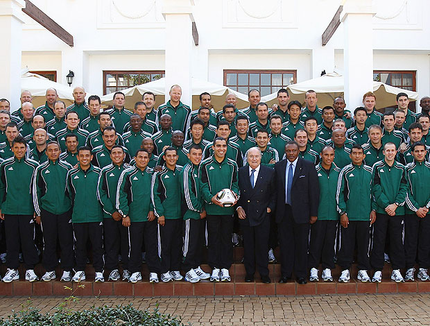 foto oficial dos árbitros da Copa do Mundo com Blatter