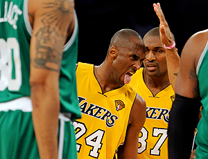KObe Bryant e Ron Artest, do Lakers no jogo contra o Boston Celtics