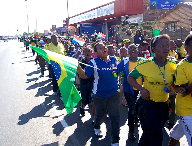 Caminhada com crianças como homenagem à Copa em Soweto