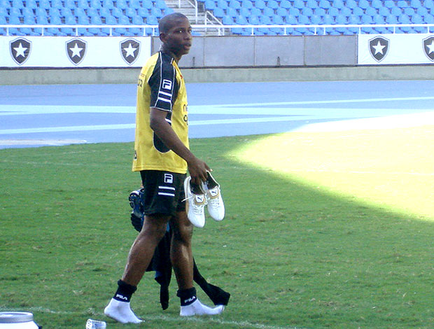 Luis Guilherme toma ovada no treino do Botafogo