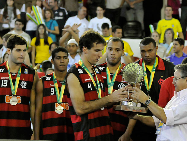 Flamengo recebe o troféu na final da NBB