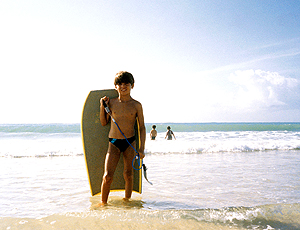 Kaká na infância com a prancha de bodyboarding