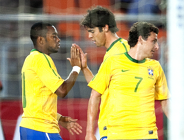 Robinho e Kaká, Brasil comemoram gol, tanzânia