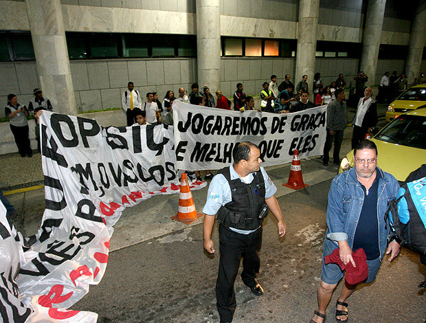 Protesto de torcedores do Vasco no aeroporto