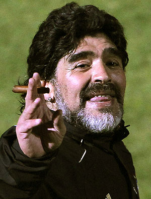 Maradona fumando no treino da Argentina