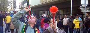 Mais forte que motosserra, som da vuvuzela pode prejudicar audição (Adilson Barros  / Globoesporte.com)