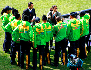 Voluntários recebem as instruções finais Mokaba Stadium (Foto: Thiago Dias/Globoesporte.com)
