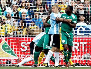 Samuel, Argentina agarra jogador Nigéria
