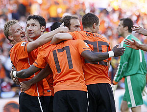 Ajudada por gol contra, Holanda bate Dinamarca e inicia bem a Copa (AFP)