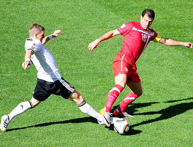 Schweinsteiger Alemanha disputa bola com Stankovic