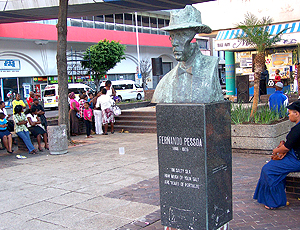 Estátua de Fernando Pessoa Portugal