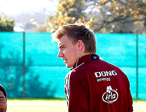 Bendtner, jogador da Dinamarca em treinamento