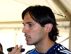 Atacante Roque Santa Cruz dá entrevista após o treino do Paraguai