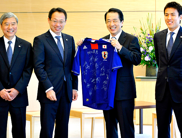 Primeiro ministro japão Naoto Kan encontra-se com Kuniya Daini, Takeshi Okada, treinador e com o capitão Hasabe
