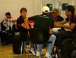 Jogadores Flamengo Jogam Cartas aeroporto Campinas