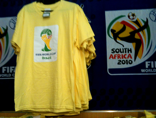 Loja da FIFA no soccer city vende camisa de 2014