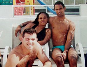 Bruno, esposa e Macarrão em piscinano Rio de Janeiro