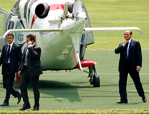 Berlusconi chega de Helicóptero ao treino Milan