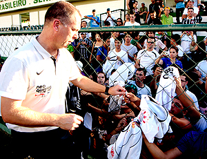 Mano Menezes técnico do Corinthians dando autógrafos