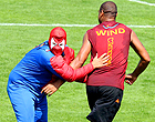 Homem-Aranha 'ataca' Adriano durante o treino (adriano roma treino preparador físico vestido homem-aranha)