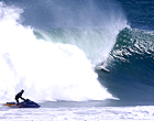 Para havaiano,  Maresias é mais difícil que Jaws (Kealii Mamala observa Garrett McNamara, surf)