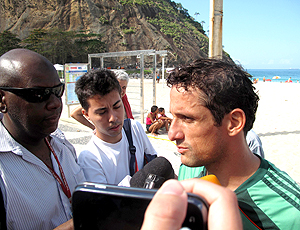 Belletti em entrevista na praia.Fluminense