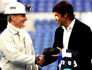 Raúl recebe um pedaço de carvão  em sua apresentação no Schalke (AFP)