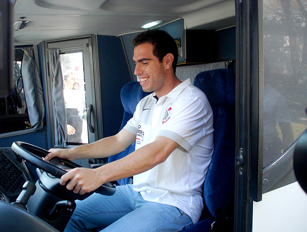 Bruno César, no novo ônibus do Corinthians