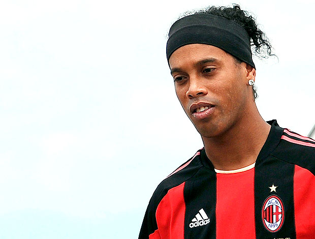 Ronaldinho Gaucho durante apresentação da nova camisa do Milan 