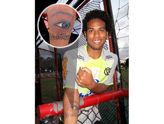 Fernando mostra tatuagem para a filha Valentina. Flamengo