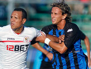 Luis Fabiano em ação pelo Sevilla contra o Atalanta