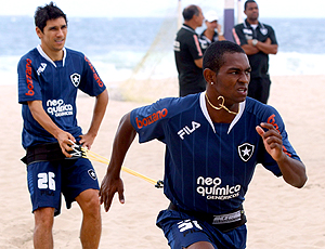 Jobson e Lúcio Flávio, treino Botafogo na praia Leme.