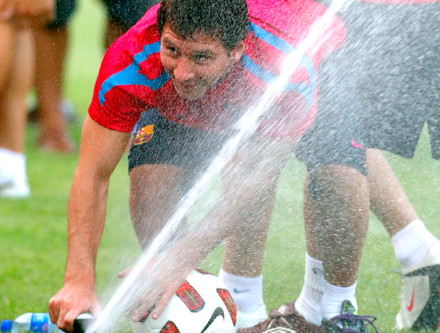 Messi Barcelona brinca com Sprinkler em Pequim