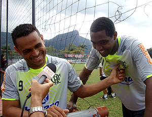Renato e Val Baiano brincam, treino Flamengo