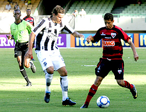 lance de Ceará e Atlético-GO
