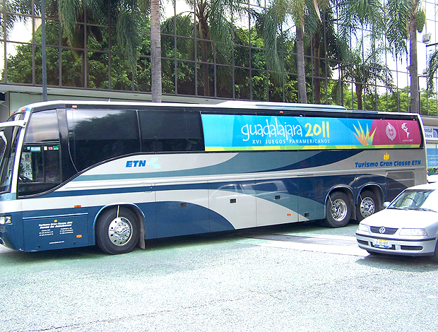 Ônibus do Inter, com propaganda do Pan-Americano de 2011