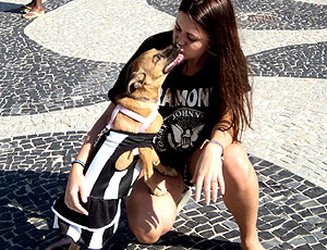 torcedora com cachorro no treino do Botafogo