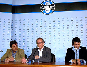 Duda Kroeff, Alberto Guerra e Rui Costa durante coletiva do Grêmio