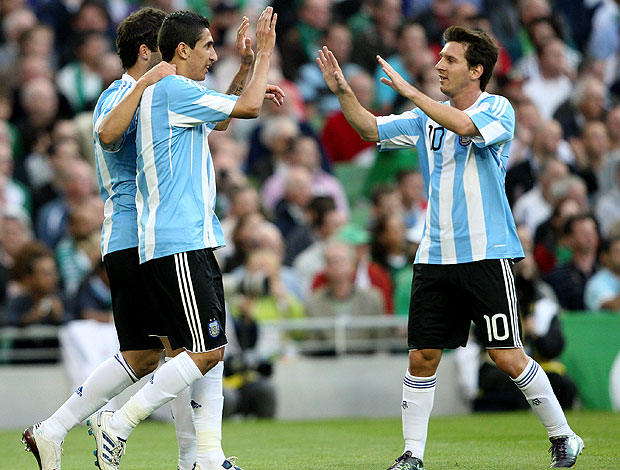 Di Maria e Messi comemoram gol da Argentina