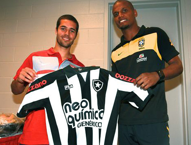 Jefferson entrega camisa do Botafogo durante amistoso do Brasil