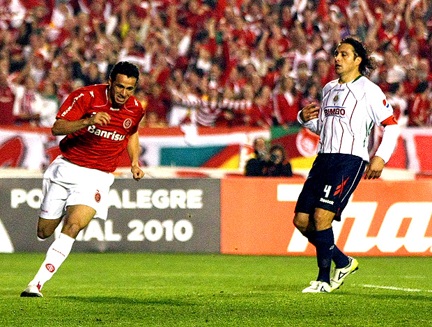 leandro damião internacional gol chivas  (Foto: agência EFE)