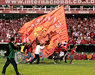Sobis festeja título com bandeirão (Edu Rickes / Globoesporte.com)