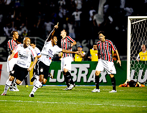 Em noite dos volantes, Corinthians vence São Paulo e encosta no líder (Marcos Ribolli / Globoesporte.com)