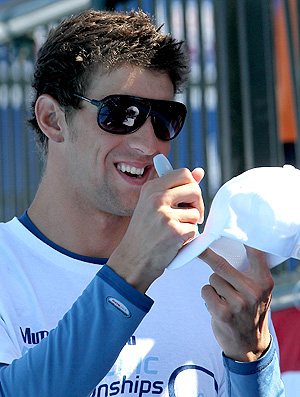 Michael Phelps dá autógrafo antes da final no Pan Pacífico