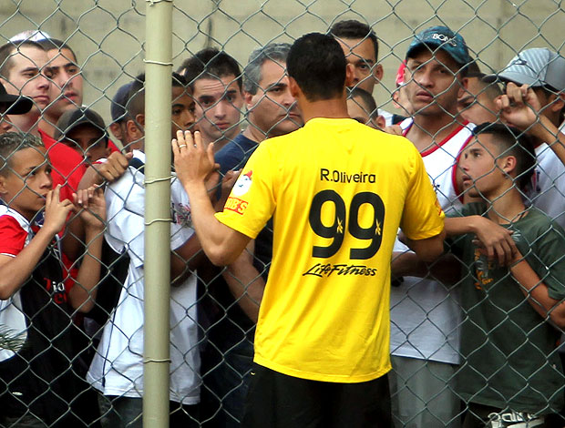 Ricardo Oliveira conversa com torcedores do São Paulo (Foto: Ag. Estado)
