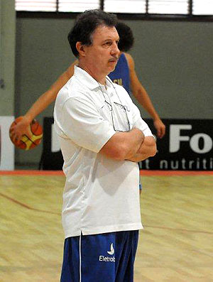 Ruben Magnano no treino da seleção de basquete