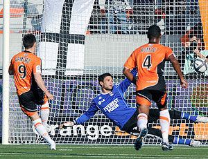 Gameiro marca gol do Lorient contra o Lyon (Foto: Reuters)